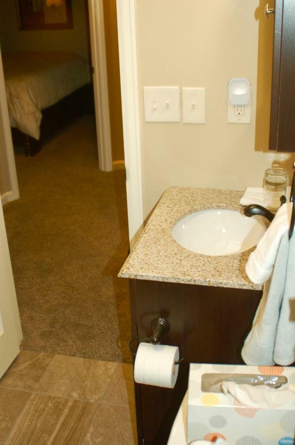 Blue Bear Den 3Br 2Ba Dtc Private Apt Hot Tub Luaran gambar