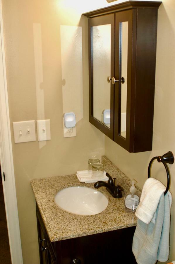 Blue Bear Den 3Br 2Ba Dtc Private Apt Hot Tub Luaran gambar
